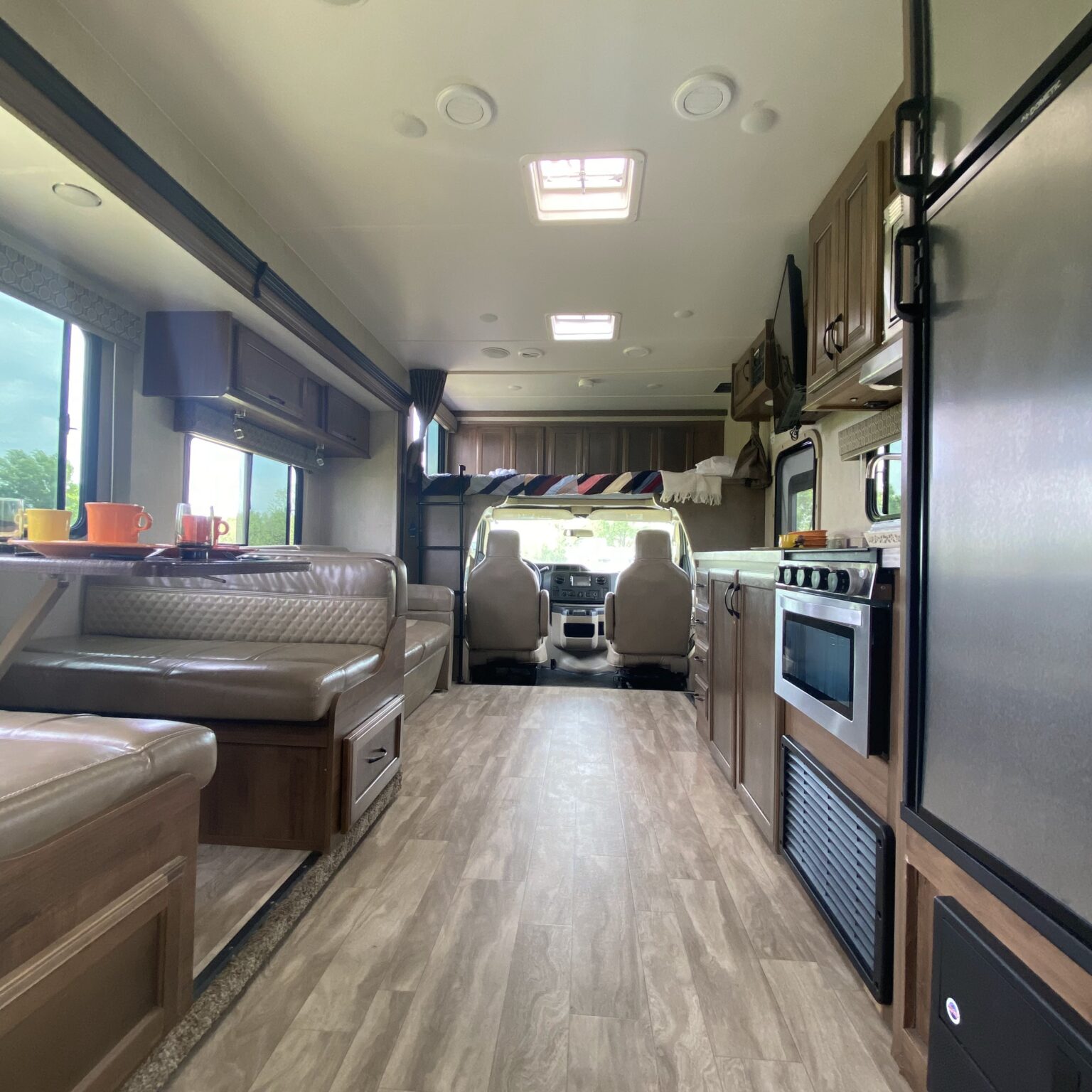 32′ Class C RV, 2 slideouts - Campers 4 Rent